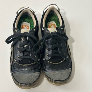 Cushe Boutique Leather Metallic Distressed Gold Black Sneakers Women’s size 6